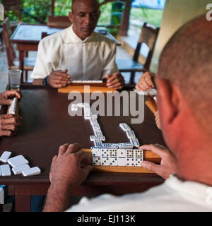 Quadratische Porträt eines Spiels der Dominosteine in Kuba gespielt wird. Stockfoto