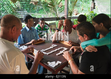 Horizontale Sicht auf eine Partie Domino in Kuba gespielt wird. Stockfoto