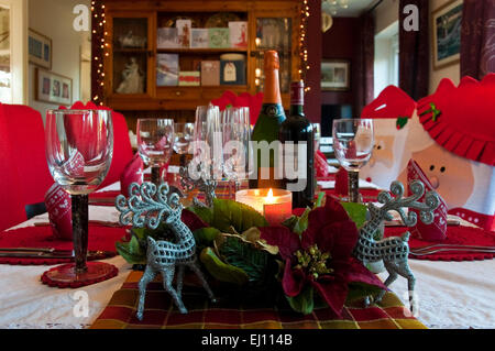 Horizontale Ansicht einer Tabelle gelegt Weihnachtsessen bereit für eine Familie. Stockfoto