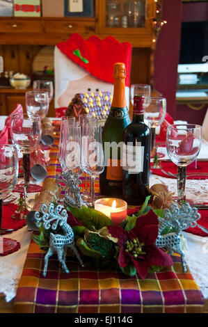 Vertikale Ansicht einer Tabelle gelegt Weihnachtsessen bereit für eine Familie. Stockfoto