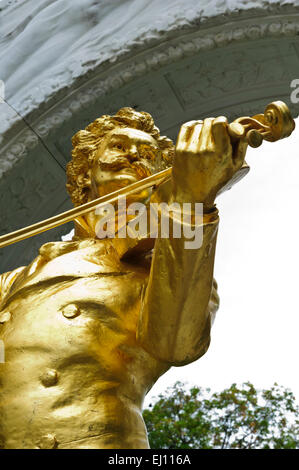Eine goldene Farbe Statue von Johann Strauss Geigenspiel, Wien, Österreich. Stockfoto