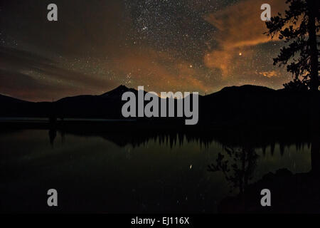 OR01736-00... OREGON - Stars, die einem teilweise bewölkten Nacht im Deschutes National Forest in Sparks Lake reflektieren. Stockfoto