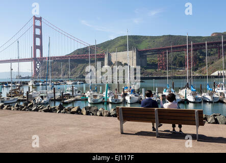 Asiatische Touristen, sitzen auf Bank, Travis Marina, Horseshoe Bay, Fort Baker, Sausalito, Marin County, Kalifornien Stockfoto