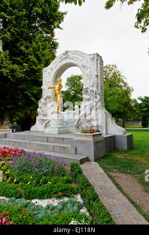 Eine goldene Farbe Statue von Johann Strauss Geigenspiel, Wien, Österreich. Stockfoto