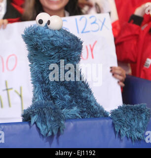 Meteorologe Rob Marciano ist zusammen mit Figuren der Sesamstraße Elmo, Krümelmonster, Abby Cadabby und Grover auf Good Morning America mit: Cookie Monster wo: New York City, New York, USA bei: 12 Sep 2014 Stockfoto