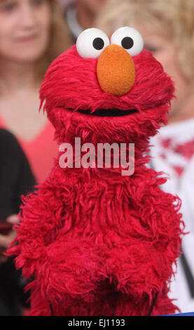 Meteorologe Rob Marciano ist zusammen mit Figuren der Sesamstraße Elmo, Krümelmonster, Abby Cadabby und Grover auf Good Morning America mit: Elmo wo: New York City, New York, USA bei: 12 Sep 2014 Stockfoto