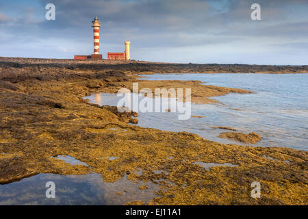 Faro de El Toston, Spanien, Europa, Kanarische Inseln, Fuerteventura, Küste, Felsen, Klippe, Leuchtturm Stockfoto