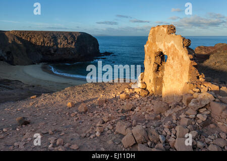 Punta del Papagayo, Spanien, Europa, Kanarische Inseln, Lanzarote, Meer, Küste, Felsen, Klippe, Ruinen, Morgenlicht Stockfoto