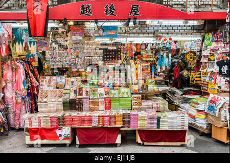 Kyoto, Japan. Die Sanjo Einkaufspassage. Stall zu verkaufen alles von Süßigkeiten, billige Kimonos für Touristen Stockfoto