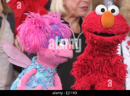 Meteorologe Rob Marciano ist zusammen mit Figuren der Sesamstraße Elmo, Krümelmonster, Abby Cadabby und Grover auf Good Morning America mit: Abby Cadabby, Elmo wo: New York City, New York, USA bei: 12 Sep 2014 Stockfoto