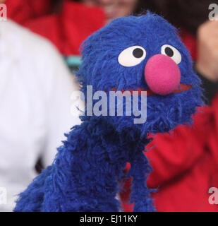 Meteorologe Rob Marciano ist zusammen mit Figuren der Sesamstraße Elmo, Krümelmonster, Abby Cadabby und Grover auf Good Morning America mit: Grover wo: New York City, New York, USA bei: 12 Sep 2014 Stockfoto