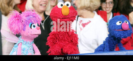 Meteorologe Rob Marciano ist zusammen mit Figuren der Sesamstraße Elmo, Krümelmonster, Abby Cadabby und Grover auf Good Morning America mit: Abby Cadabby, Elmo, Grover wo: New York City, New York, USA bei: 12 Sep 2014 Stockfoto