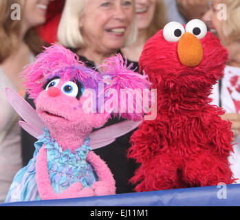 Meteorologe Rob Marciano ist zusammen mit Figuren der Sesamstraße Elmo, Krümelmonster, Abby Cadabby und Grover auf Good Morning America mit: Abby Cadabby, Elmo wo: New York City, New York, USA bei: 12 Sep 2014 Stockfoto