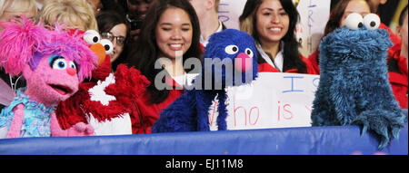 Meteorologe Rob Marciano ist zusammen mit Figuren der Sesamstraße Elmo, Krümelmonster, Abby Cadabby und Grover auf Good Morning America mit: Abby Cadabby, Elmo, Grover, Cookie Monster wo: New York City, New York, USA bei: 12 Sep 2014 Stockfoto