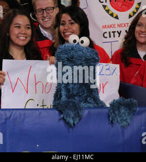 Meteorologe Rob Marciano ist zusammen mit Figuren der Sesamstraße Elmo, Krümelmonster, Abby Cadabby und Grover auf Good Morning America mit: Cookie Monster wo: New York City, New York, USA bei: 12 Sep 2014 Stockfoto