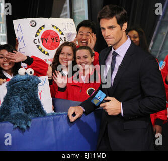 Meteorologe Rob Marciano ist zusammen mit Figuren der Sesamstraße Elmo, Krümelmonster, Abby Cadabby und Grover auf Good Morning America mit: Krümelmonster, Rob Marciano Wetter hosten wo: New York City, New York, USA bei: 12 Sep 2014 Stockfoto