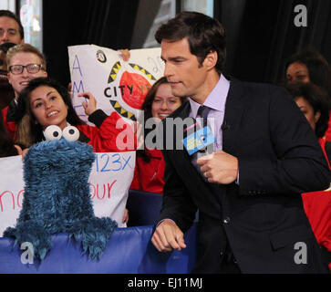 Meteorologe Rob Marciano ist zusammen mit Figuren der Sesamstraße Elmo, Krümelmonster, Abby Cadabby und Grover auf Good Morning America mit: Krümelmonster, Rob Marciano Wetter hosten wo: New York City, New York, USA bei: 12 Sep 2014 Stockfoto