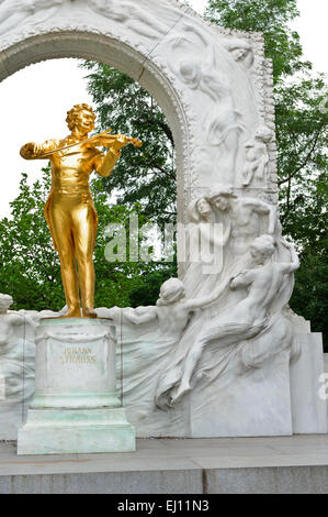 Eine goldene Farbe Statue von Johann Strauss Geigenspiel, Wien, Österreich. Stockfoto