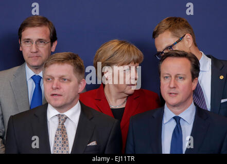 Brüssel, Belgien. 19. März 2015. German chancellor Angela Merkel (C) im Gespräch mit Ministerpräsident Alexander Stubb (R, up) während des Besuchs der Familie Foto-Session des Gipfels der Europäischen Union (EU) in Brüssel, Belgien, am 19. März 2015. Europäischen Staatschefs versammelt hier, um die regelmäßige Frühling Gipfel Donnerstag, mit der Entwicklung der Energieunion, Situation in der Ukraine, die Beziehungen zu Russland und der EU Wirtschaftslage oben auf der Tagesordnung Aussprache. Bildnachweis: Zhou Lei/Xinhua/Alamy Live-Nachrichten Stockfoto