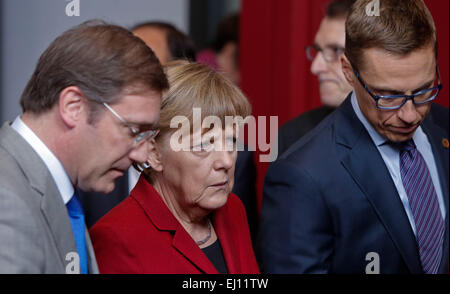 Brüssel, Belgien. 19. März 2015. German chancellor Angela Merkel (C) spricht mit portugiesische Ministerpräsident Pedro Passos Coelho (L) während des Besuchs der Familie Foto-Session des Gipfels der Europäischen Union (EU) in Brüssel, Belgien, am 19. März 2015. Europäischen Staatschefs versammelt hier, um die regelmäßige Frühling Gipfel Donnerstag, mit der Entwicklung der Energieunion, Situation in der Ukraine, die Beziehungen zu Russland und der EU Wirtschaftslage oben auf der Tagesordnung Aussprache. Bildnachweis: Zhou Lei/Xinhua/Alamy Live-Nachrichten Stockfoto