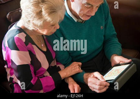 Horizontale Porträt von einem älteren Ehepaar mit einem Ipad zusammen. Stockfoto