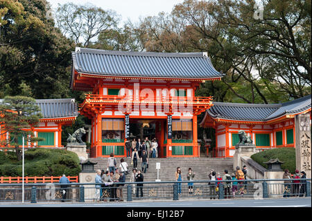 Das Haupttor des Tempels am Yasaka-Schrein, einem Shinto-Tempel im Maruyama Park im Gion-Viertel von Kyoto, Japan Stockfoto
