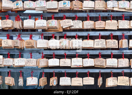 Gion Bezirk, Kyoto, Japan. Der Yasaka-Schrein (Shinto-Tempel). EMA, kleinen hölzernen Tafeln mit Wünsche und Gebete darauf geschrieben Stockfoto