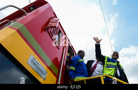 Pretoria, Südafrika. 19. März 2015. South African President Jacob Zuma (R) winken den Arbeitnehmern steigt aus der neunzig-fünfte Chinesisch-gebildete Elektrolokomotive Transnet Engineering Koedoespoort Werk in Pretoria, Südafrika, auf 19. März 2015. Fünfundneunzig Chinesisch-gebildete elektrische Lokomotiven wurden in einer feierlichen Zeremonie von Südafrikas Präsident Jacob Zuma besucht am Donnerstag nach Südafrika geliefert. Bildnachweis: Xinhua/Alamy Live-Nachrichten Stockfoto