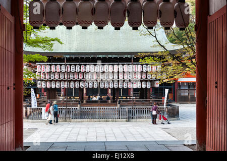 Im Yasaka-Schrein, einem Shinto-Tempel im Gion-Viertel von Kyoto, Japan Stockfoto