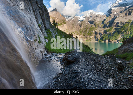 See des Oeschinensees, Schweiz, Europa, Kanton Bern, Berner Oberland, Kandertal, Bergsee, Berge, See, Wasserfall Stockfoto