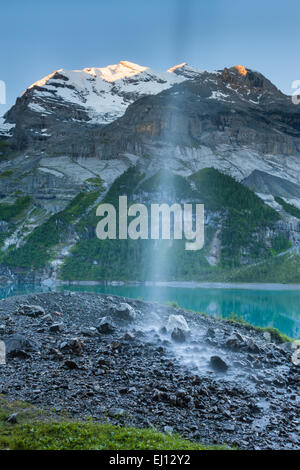 See des Oeschinensees, Schweiz, Europa, Kanton Bern, Berner Oberland, Kandertal, Bergsee, Berge, See, Wasserfall Stockfoto