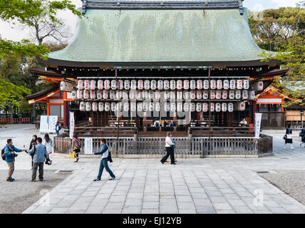 Im Yasaka-Schrein, einem Shinto-Tempel im Gion-Viertel von Kyoto, Japan Stockfoto