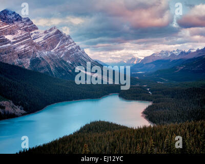 Peyto Lake bei Sonnenaufgang. Banff Nationalpark, Alberta Kanada. Stockfoto