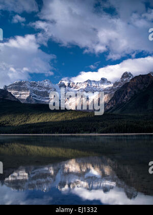Wasservögel Seen und Berge mit Reflexionen. Banff Nationalpark, Alberta Kanada. Stockfoto