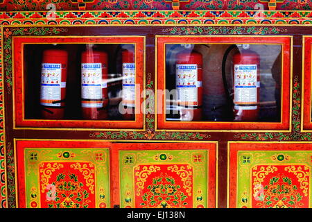 DREPUNG, TIBET, CHINA-Oktober 19: Die Mönche halten Feuerlöscher in einem roten und goldenen lackierte Kommode-Drepung Mo-Tibet Stockfoto