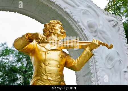 Eine goldene Farbe Statue von Johann Strauss Geigenspiel, Wien, Österreich. Stockfoto