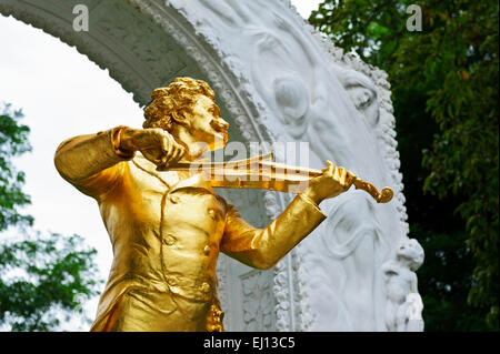 Eine goldene Farbe Statue von Johann Strauss Geigenspiel, Wien, Österreich. Stockfoto