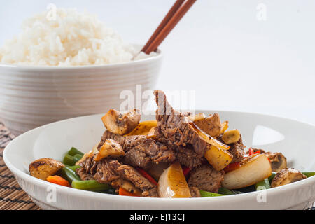Asiatischen Stil, Rindfleisch, grüne Bohnen, Paprika, Champignons und Karotten rühren gebraten mit Austern-Sauce, serviert mit Reis Stockfoto