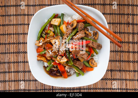 Asiatischen Stil, Rindfleisch, grüne Bohnen, Paprika, Champignons und Karotten rühren gebraten mit Austern-Sauce, serviert mit Reis Stockfoto