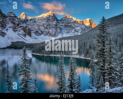 Erster Schnee der Saison auf Moraine Lake. Banff Nationalpark, Alberta, Kanada Stockfoto