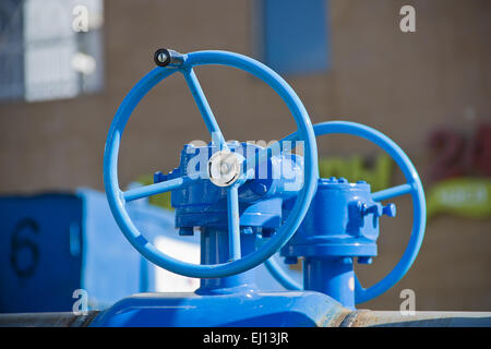 Blaue große Handräder an einer Pipeline-Armaturen Stockfoto