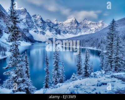 Erster Schnee der Saison auf Moraine Lake. Banff Nationalpark, Alberta, Kanada