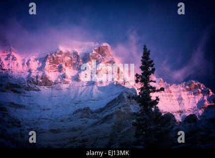 Erste Licht auf Berg, Moraine Lake mit frischem Schnee umgibt. Banff Nationalpark, Alberta, Kanada Stockfoto