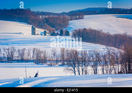 Blick auf schneebedeckte Felder und Häuser in ländlichen York County, Pennsylvania. Stockfoto