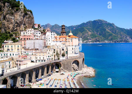 Blick auf das Dorf Atrani auf der schönen Amalfi Küste von Italien Stockfoto
