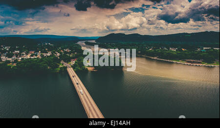 Blick auf den Susquehanna River und die Stadt von Northumberland, Pennsylvania vom Shikellamy State Park. Stockfoto