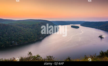 Blick auf den Susquehanna River bei Sonnenuntergang, von der Zinne in südlichen Lancaster County, Pennsylvania. Stockfoto