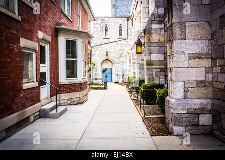 Gehweg zwischen zwei Gebäuden in Harrisburg, Pennsylvania. Stockfoto