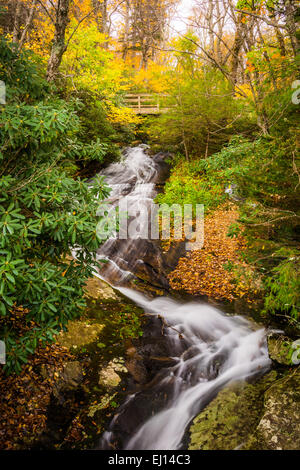 Wasserfall und Brücke unterwegs Hostals, gesehen aus dem rauen Ridge Parkplatz entlang der Blue Ridge Parkway, North Carolina. Stockfoto