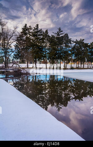 Winter-Reflexionen am Kiwanis-See, in York, Pennsylvania. Stockfoto